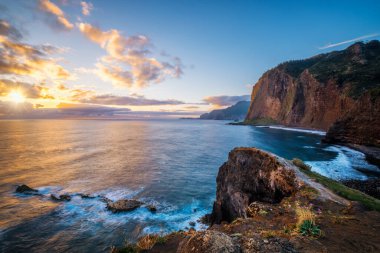 Güneş doğarken Madeira manzaralı uçurum manzarası Guindaste manzarası, Madeira Adası, Portekiz