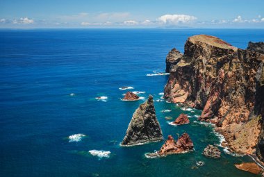 Madeira Adası manzaralı engebeli manzara - Ponta do Sao Lourenco pelerini, Miradouro do Abismo bakış açısı. Madeira, Portekiz