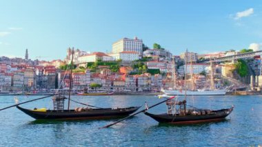 Porto şehri ve Douro nehri manzarası liman şarabı fıçıları olan geleneksel tekneler ve ünlü turist bakış açısı Marginal de Gaia nehir kıyısından yelkenli gemi. Porto, Vila Nova de Gaia, Portekiz