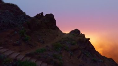 Gün batımında sis ve bulutlarla kaplı dağlar. Pico de Arieiro yakınlarında, Madeira adası, Portekiz. Kaydırma Taşıma Çekimi