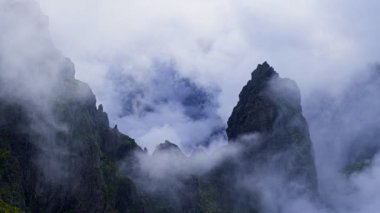 Hareket eden bulutlarla kaplı bir dağ. Pico de Arieiro yakınlarında, Madeira adası, Portekiz