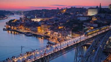 Porto şehri ve Douro nehri manzarası ve Dom Luis köprüsü ünlü turist bakış açısı Miradouro da Serra do Pilar 'dan metro tramvayı ile akşam alacakaranlığı. Porto, Vila Nova de Gaia, Portekiz