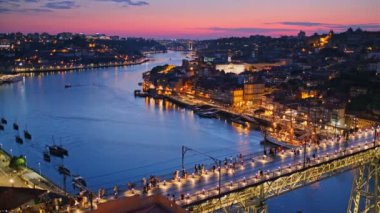 Porto şehri, Douro nehri ve Dom Luis köprüsünün ünlü turist bakış açısı Miradouro da Serra do Pilar 'ın akşam alacakaranlığı manzarası. Porto, Vila Nova de Gaia, Portekiz. Kamera tavası