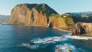 Madeira kayalıkları kıyı manzarasının gündoğumunda, Guindaste bakış açısı, Madeira adası, Portekiz