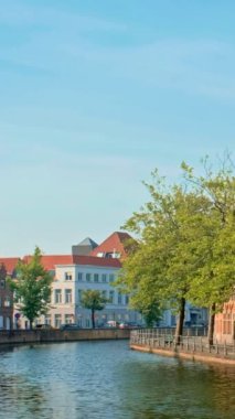 Tipik Belçika şehir manzarası Avrupa turizm kavramı - günbatımında kanal ve eski evler. Bruges Brugge, Belçika