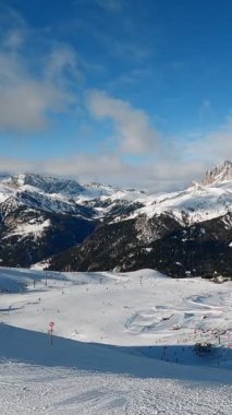 İtalya 'da Dolomitler' de kayak yapan insanların olduğu bir kayak merkezi manzarası. Kayak alanı Belvedere. Canazei, İtalya. Yatay kamera tavası