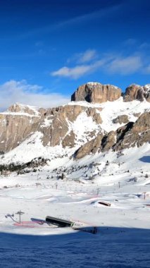 İtalya 'daki Dolomitler' de kayak yapan insanlarla dolu bir kayak merkezinin zaman çizelgesi. Kayak alanı Belvedere. Canazei, İtalya