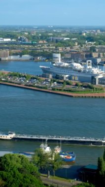 Rotterdam şehri, SS Rotterdam 'ın eski okyanus gemisi ve yolcu gemisiyle şimdi Nieuwe Maas nehrinde bir otel.