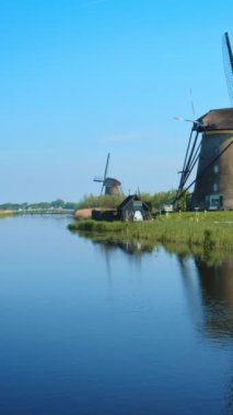 Hollanda 'nın ünlü turizm sahası Kinderdijk' te yel değirmenleri olan kırsal bölge. Yatay kamera tavası