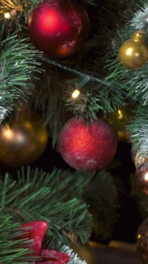 Noel kutlaması tatil geçmişi - Noel ağacı süslemesi süslenmiş Noel ağacının üzerindeki noel balosu, kış tatilleri birleşmesi. Kamyon kaydırma atışı