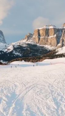 Birinci şahıs bakış açısı FPV birinci şahıs bakış açısı Dolomitlerdeki alp kayak POV 'u. İtalya 'da Dolomitler' de kayak yapan insanlarla kayak merkezi. Kayak alanı Belvedere. Canazei, İtalya