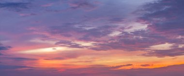 Gün batımından sonra güzel dramatik manzara gökyüzü arkaplanı gün batımından sonra