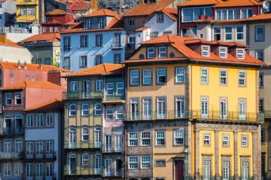 Portekiz 'in Porto şehrindeki geleneksel renkli evlerin manzarası