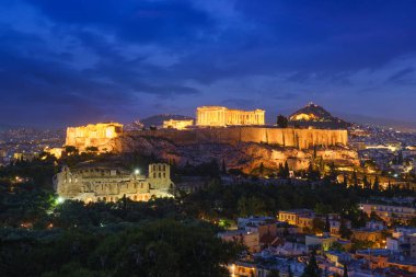 Ünlü Yunan turistik beldesi - Atina Akropolü 'ndeki ikonik Partenon Tapınağı, akşam mavi saatlerde Philopappos Hill' den, Atina ve Yunanistan 'dan görüldüğü gibi