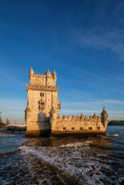 Belem Kulesi veya St. Vincent Kulesi - Lisboa 'nın ünlü turizm merkezi - gün batımında Tagus Nehri Tejo kıyısında. Lizbon, Portekiz