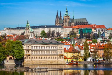Vltava Nehri ve Gradchany Prag Şatosu ve St. Vitus Katedrali üzerindeki Charles Köprüsü manzarası