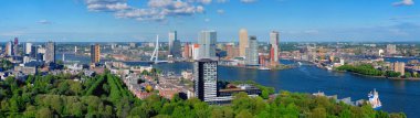Rotterdam şehrinin hava manzarası ve Erasmus Köprüsü Erasmusbrug 'un Europole' den Nieuwe Maas nehri üzerindeki manzarası