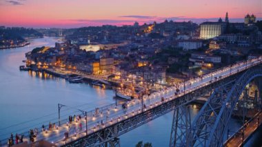 Porto şehri, Douro nehri ve Dom Luis köprüsünün ünlü turist bakış açısı Miradouro da Serra do Pilar 'ın akşam alacakaranlığı manzarası. Porto, Vila Nova de Gaia, Portekiz