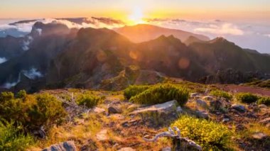 Gün batımında Pico Ruivo 'dan hızlı hareket eden bulutlarla dağların zamanı. Madeira Adası, Portekiz. Yakınlaştır