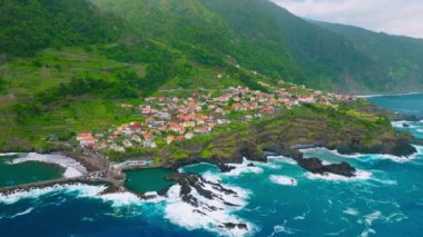 Portekiz 'in Madeira adasındaki Atlantik okyanus kıyısındaki Seixal köyünün dron görüntüsü. Yörünge paraşütü atışı