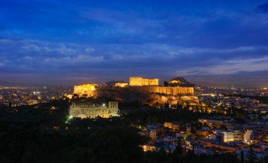 Ünlü Yunan turistik beldesi - Atina Akropolü 'ndeki ikonik Partenon Tapınağı, akşam mavi saatlerde Philopappos Hill' den, Atina ve Yunanistan 'dan görüldüğü gibi