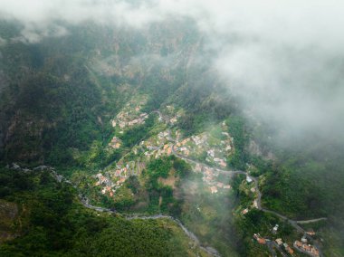 Miradouro da Eira do Serrado, Madeira Adası, Portekiz 'deki rahibeler vadisindeki Curral das Freiras köyünün insansız hava aracı görüntüsü.