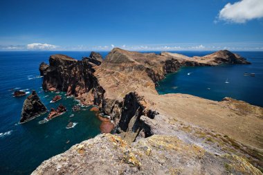 Madeira Adası manzaralı engebeli manzara - Ponta do Sao Lourenco pelerini, Miradouro do Abismo bakış açısı. Madeira, Portekiz