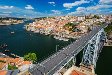 Porto şehri ve demirli yelkenli gemisiyle Douro nehri manzarası ve Dom Luis Köprüsü I ünlü turist bakış açısıyla gün batımında Miradouro da Serra do Pilar. Porto, Vila Nova de Gaia, Portekiz