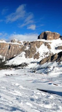 İtalya 'daki Dolomitler' de kayak yapan insanlarla dolu bir kayak merkezinin zaman çizelgesi. Kayak alanı Belvedere. Canazei, İtalya