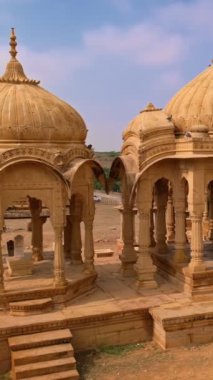 Hint Thar çölünde kumtaşından yapılmış Bada bagh cenotaphs Hindu mozolesi. Jaisalmer, Rajasthan, Hindistan