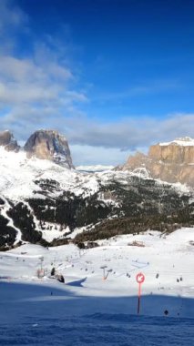 İtalya 'daki Dolomitler' de kayak yapan insanlarla dolu bir kayak merkezinin zaman çizelgesi. Kayak alanı Belvedere. Canazei, İtalya. Yatay kamera tavası