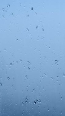 Pencere camına damlacıklar damlıyor. Yatay kamera tavası