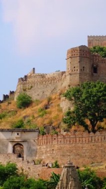 Turistler tarihi Hint Kumbhalgarh kalesini ziyaret ettiler. Yeşil Aravalli tepelerindeki eski kale antik duvarları ünlü bir turizm merkezidir. Rajasthan 'daki Hill Kalesi' ne ait. Hindistan. Yatay tava