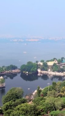 Pichola Gölü 'nün hava manzarası Jag Mandir Gölü Bahçesi Sarayı, Jaguar Gölü ve şehir sarayı teleferik halatından yapılmış. Udaipur, Rajasthan, Hindistan. Yatay izleme görüntüsü