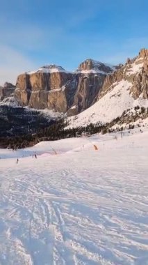 Birinci şahıs bakış açısı FPV birinci şahıs bakış açısı Dolomitlerdeki alp kayak POV 'u. İtalya 'da Dolomitler' de kayak yapan insanlarla kayak merkezi. Kayak alanı Belvedere. Canazei, İtalya