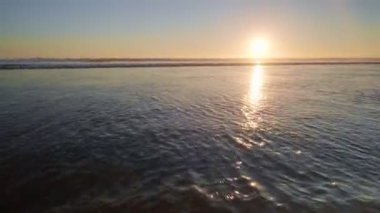 Fonte da Telha sahilinde dalgalanan dalgalarla Atlantik Okyanusu 'nun batışı, Costa da Caparica, Portekiz