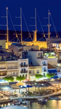 Geceleyin Voulismeni Gölü ve Agios Nikolaos kasabasının zamanlaması. Girit adasının Lasithi bölgesi, Yunanistan. Kamera kaydıyla