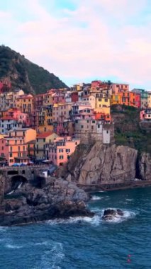 Manarola köyü Cinque Terre Ulusal Parkı 'ndaki popüler turizm merkezi UNESCO Dünya Mirasları Alanı, Manarola, Liguria, İtalya, gün batımında. Yatay kamera tavasıyla