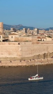 Günbatımında ve Saint-Jean Kalesi 'nde Marsilya Eski Liman Vieux-Port de Marsilya' ya yatlar geliyor. Marsilya, Fransa. Yatay kamera tavası