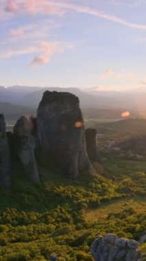 Yunanistan 'ın ünlü Yunan turizm beldesi Meteora' da, Rousanou manastırı ve St. Nicholas Anapavsa Manastırı 'nın üzerinde gün batımı güneş ışınları ve merceklerle parlıyor. Yatay kamera tavası