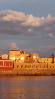 Resimli eski Chania limanı, Girit adasının şafak vakti turistik beldelerinden biridir. Hanya, Girit, Yunanistan. Yatay kamera tavası