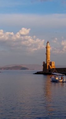 Chania 'nın pitoresk limanında denize açılan balıkçı tekneleri, sabahları Girit adasının tarihi ve turistik noktalarından biridir. Hanya, Girit, Yunanistan. Kamera tavası