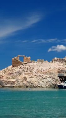 Yunanistan 'ın Milos Adası' ndaki Firapotamos sahil ve balıkçı köyü. Kamera tavası