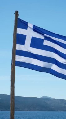 Mavi gökyüzünde dalgalanan Yunan bayrağı