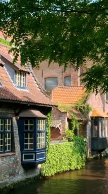 Bruges Brugge 'de ortaçağ evleri olan bir kanal, Belçika. Kamera tavası