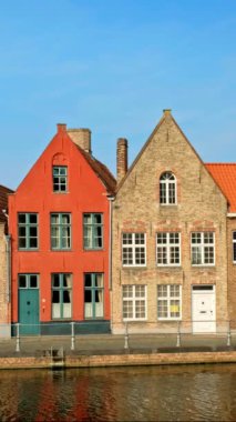 Belçika 'nın ünlü turist kasabası Bruges Brugge' de gün batımında eski evler ve kanallar. Kamera tavası