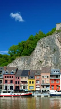 Dinant kasabası, Dinant Kalesi ve Meuse Nehri üzerindeki Notre Dame de Dinant Kolej Kilisesi manzarası. Belçika. Kamera tavası