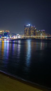 Busan 'da Gwangalli Plajı' nda gece vakti, Güney Kore. Hava görüntüsü, kamera tavası