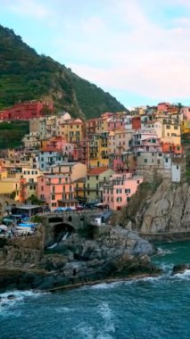 Manarola köyü Cinque Terre Ulusal Parkı 'ndaki popüler turizm merkezi UNESCO Dünya Mirasları Alanı, Manarola, Liguria, İtalya, gün batımında. Kamera tavası