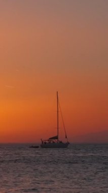 Yunanistan 'ın Mykonos adasında günbatımı, limanda yatlar ve gün batımında Küçük Venedik' in romantik noktasının renkli rıhtım evleri. Mykonos kasabası, Yunanistan. Yatay kamera tavası